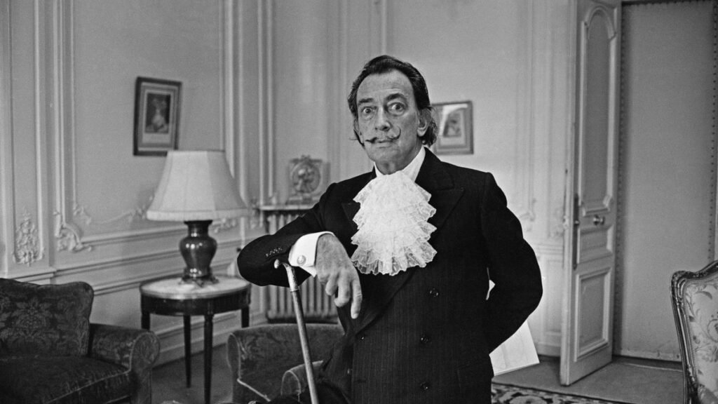 Fransa’da Salvador Dali tarafından tasarlanan ‘Kıyamet Kitabı’ çalındı Fransa'da Salvador Dali tarafından tasarlanan 'Kıyamet Kitabı' çalındı