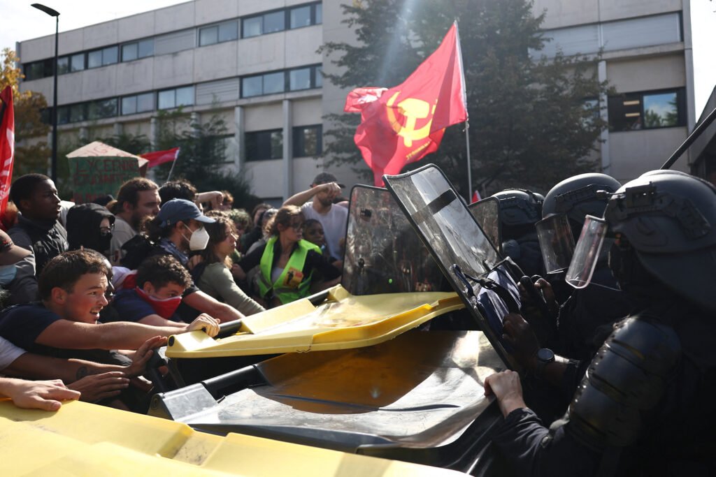 Fransa'da öğrenci protestoları sürerken öğretmene benzin döküldü