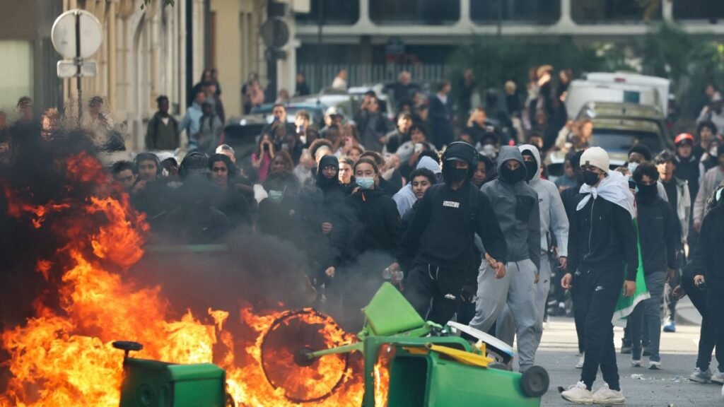 Fransız öğrencilerin protestoları patlak verdi, liselerde çatışmalar yaşandı Fransız öğrencilerin protestoları patlak verdi, liselerde çatışmalar yaşandı