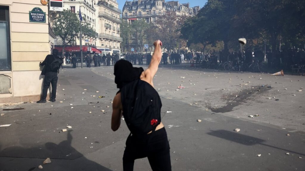 Fransız okul protestolarında binlerce kişi gözaltına alındı, gaz sıkıldı Fransız okul protestolarında binlerce kişi gözaltına alındı, gaz sıkıldı
