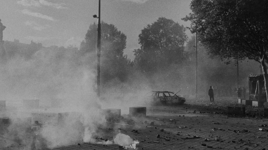 Fransız polisi gaz bombası kullanıyor, güvenlik birlikleri protestolar için devrede