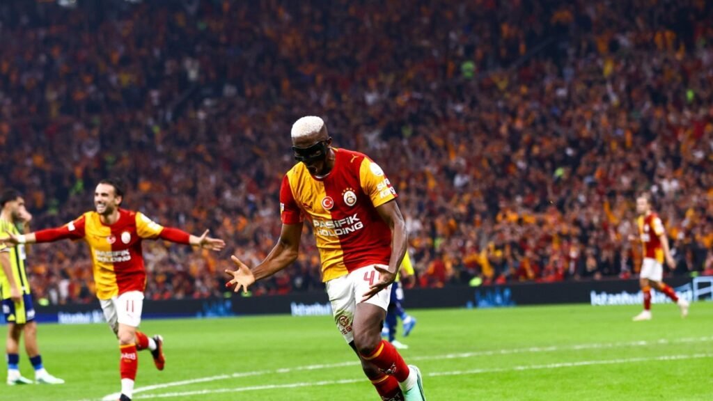 Galatasaray, ateşli derbide Fenerbahçe'yi 2-1 yendi, liderliği sürdürdü