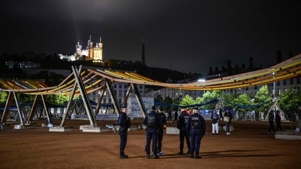 Gece sokağa çıkma yasakları huzur getiriyor fakat Fransa yeni protestolarla karşılaşıyor Gece sokağa çıkma yasakları huzur getiriyor fakat Fransa yeni protestolarla karşılaşıyor