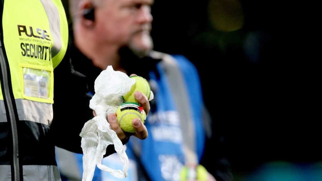Göstericiler tenis topları fırlatarak İrlandalıları İsrail maçını boykot etmeye çağırdı