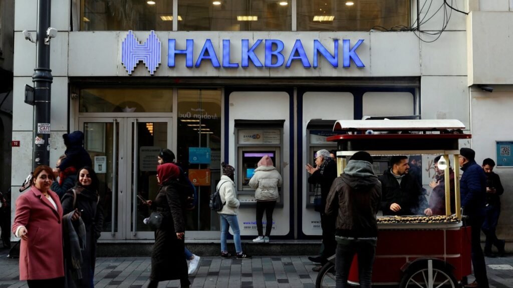 Halkbank, güçlü ilgi ile ikincil halka arz için yola çıkıyor Halkbank, güçlü ilgi ile ikincil halka arz için yola çıkıyor