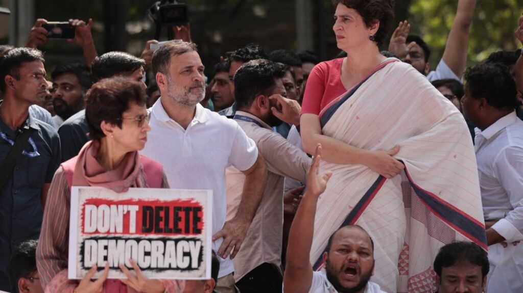 Hindistan muhalefeti, seçmen listesinden 130 milyon silinince protesto düzenledi