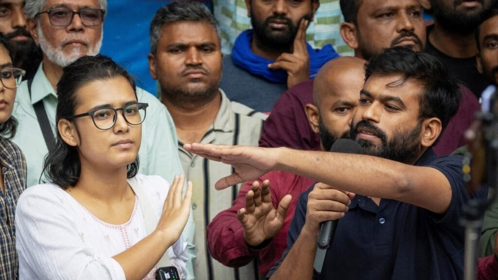 Hindistan seçim protestoları sırasında Hamamböceği hareketi kurucusunu tutukladı Hindistan seçim protestoları sırasında Hamamböceği hareketi kurucusunu tutukladı