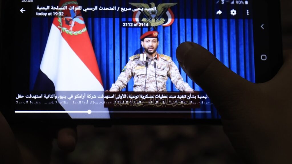 Husiler Aden’de Suudi mevkilere saldırı düzenledi, çatışmalar patlak verdi Husiler Aden'de Suudi mevkilere saldırı düzenledi, çatışmalar patlak verdi