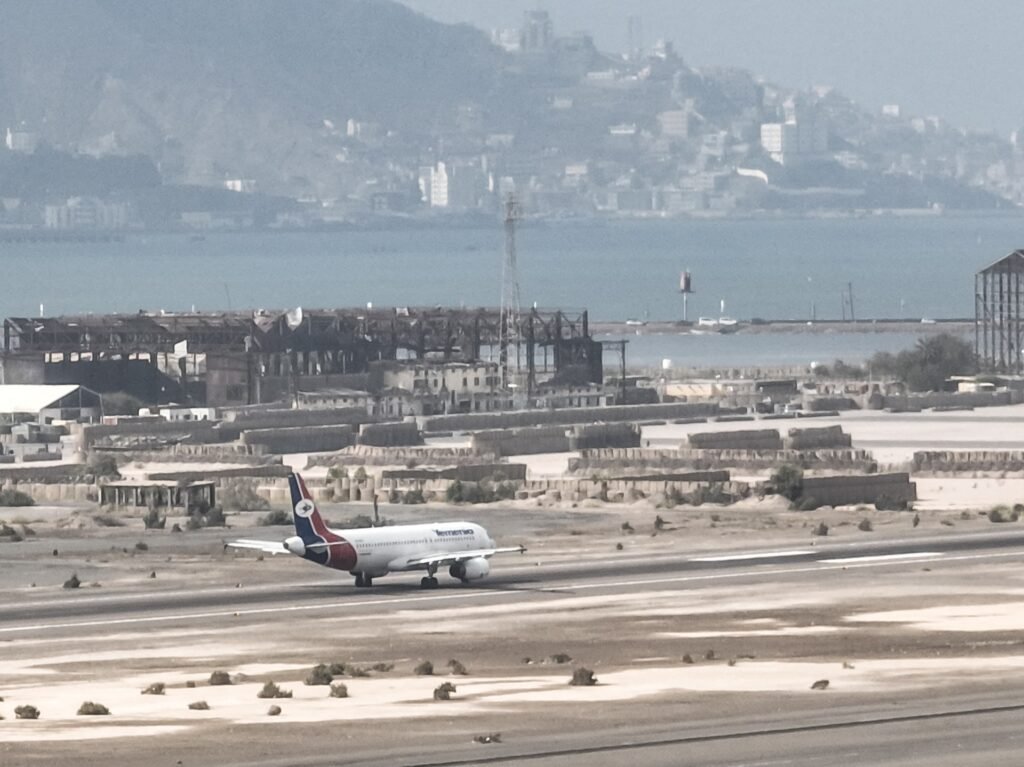 Husiler Suudi Arabistan ve Yemen’in Aden’ine saldırılar düzenledi Husiler Suudi Arabistan ve Yemen'in Aden'ine saldırılar düzenledi