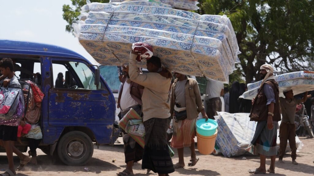 Husiler Taiz’e yaklaşırken yerel halk yeni kuşatmadan kaçıyor Husiler Taiz'e yaklaşırken yerel halk yeni kuşatmadan kaçıyor