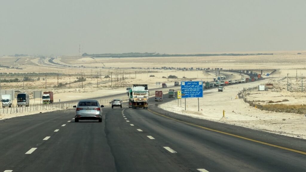 Husilerin Suudi Arabistan'ın Dammam havaalanına düzenlediği saldırıda en az 2 ölü