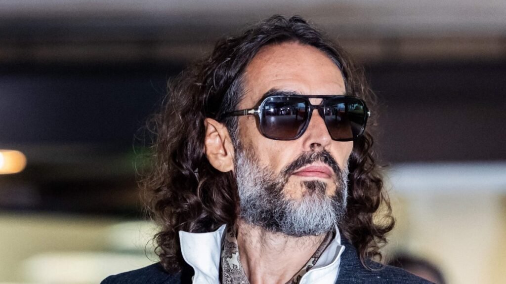 İngiliz komedyen Russell Brand’ın tecavüz davası Londra’da başlıyor İngiliz komedyen Russell Brand'ın tecavüz davası Londra'da başlıyor