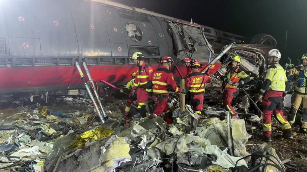 İspanya tren kazasında kurtarıcılar hayatta kalanları arıyor, ulus yas tutuyor