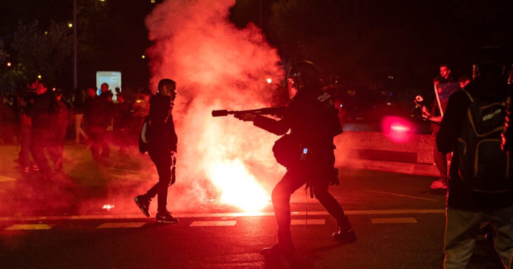 İspanya'da 68 kişinin öldüğü en ölümcül tren kazasından sonra protestolar başladı