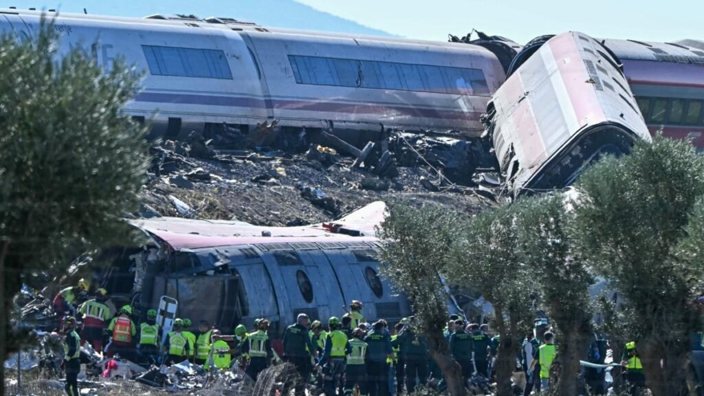 İspanya’nın merkezinde 2 hızlı trenin çarpışmasıyla en az 68 ölü İspanya'nın merkezinde 2 hızlı trenin çarpışmasıyla en az 68 ölü