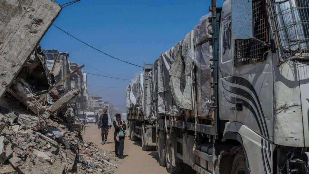 İsrail saldırıları sürerken Gazze’ye hayati malzeme gönderimleri yeniden başlıyor İsrail saldırıları sürerken Gazze'ye hayati malzeme gönderimleri yeniden başlıyor