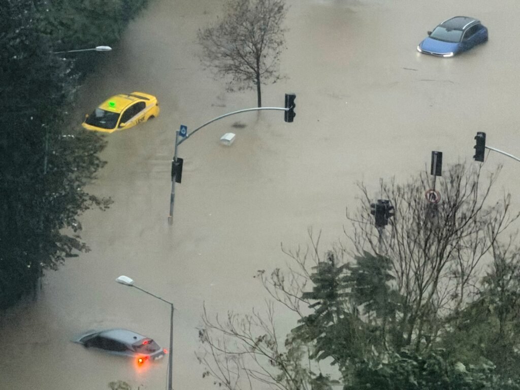 İstanbul'da yoğun yağmurun neden olduğu selde genç öldü