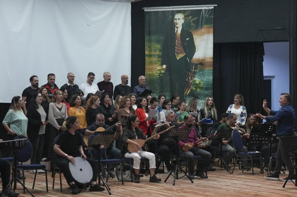 İzmir'deki öğretmenler ve öğrenciler dünyaya Türk müziği çalıyor