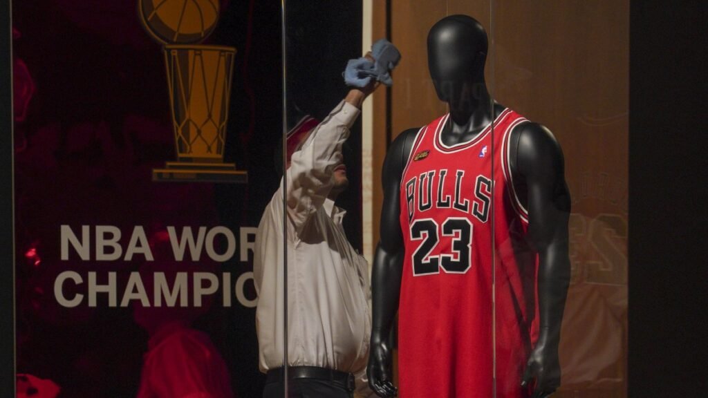 Jordan’ın ‘Son Dans’ formasının NBA müzayedesindeki rekoru 12.26 milyon dolar oldu Jordan'ın 'Son Dans' formasının NBA müzayedesindeki rekoru 12.26 milyon dolar oldu