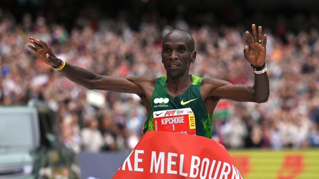 Kenya’nın Kipchoge, Melbourne’de 3 yıl sonra ilk maraton zaferini kazandı Kenya'nın Kipchoge, Melbourne'de 3 yıl sonra ilk maraton zaferini kazandı
