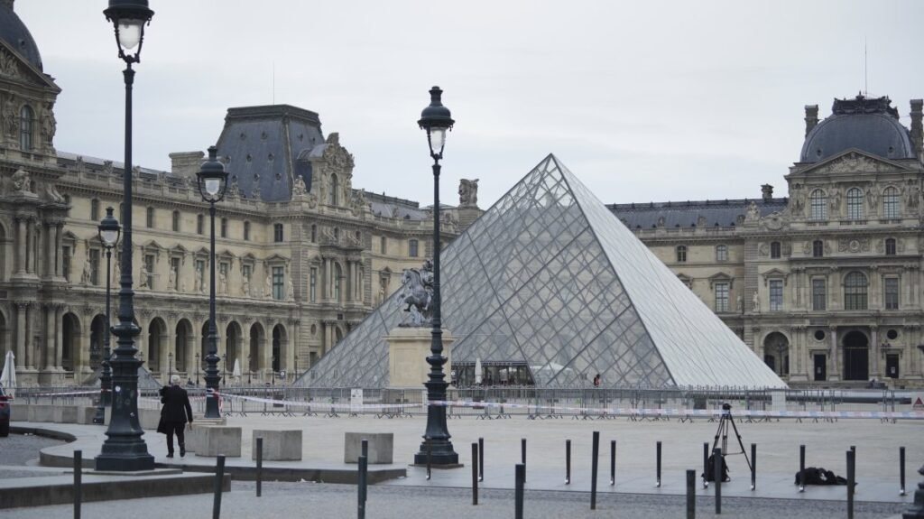 Louvre, büyük yenileme olmadan kapanma riskiyle karşı karşıya