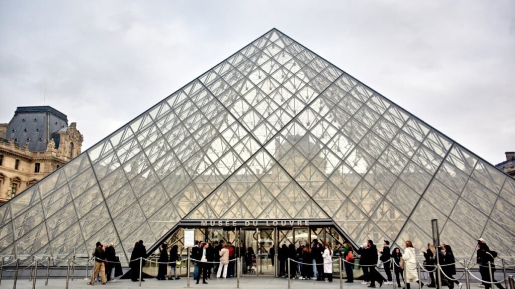 Louvre soygunundan bir yıl sonra kayıp mücevherlerin gizemi sürüyor