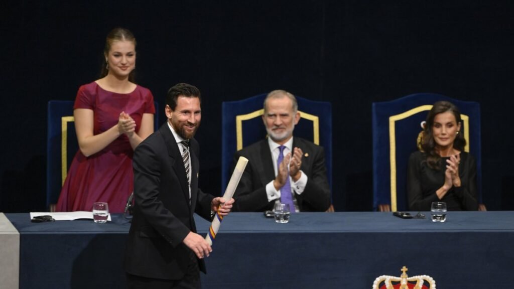 Messi, Asturias Ödülü’nü bireysel olarak kazanan ilk futbolcu oldu Messi, Asturias Ödülü'nü bireysel olarak kazanan ilk futbolcu oldu