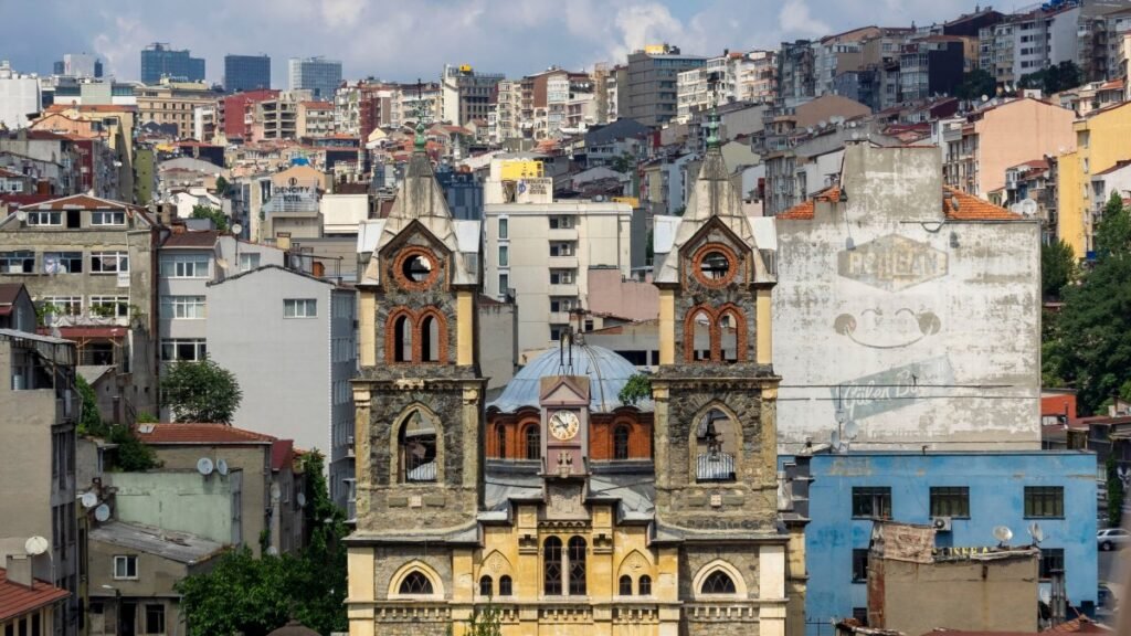 Otomotiv atölyelerinden sanat merkezlerine: İstanbul'un Dolapdere'sinin dönüşümü