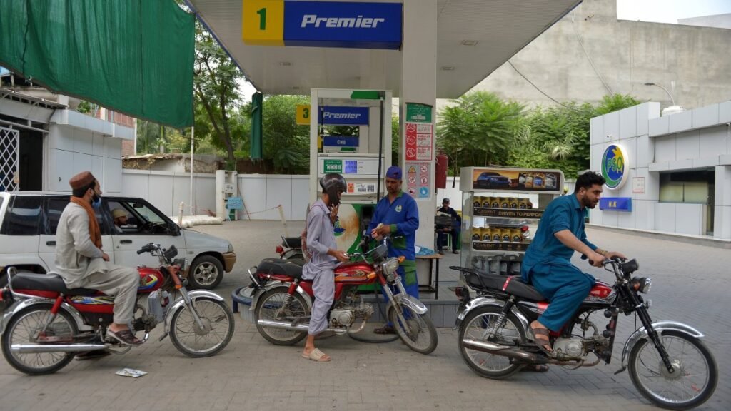 Pakistan, hanehalkını zorlayan petrol fiyatları için yakıt sübvansiyonu başlattı Pakistan, hanehalkını zorlayan petrol fiyatları için yakıt sübvansiyonu başlattı