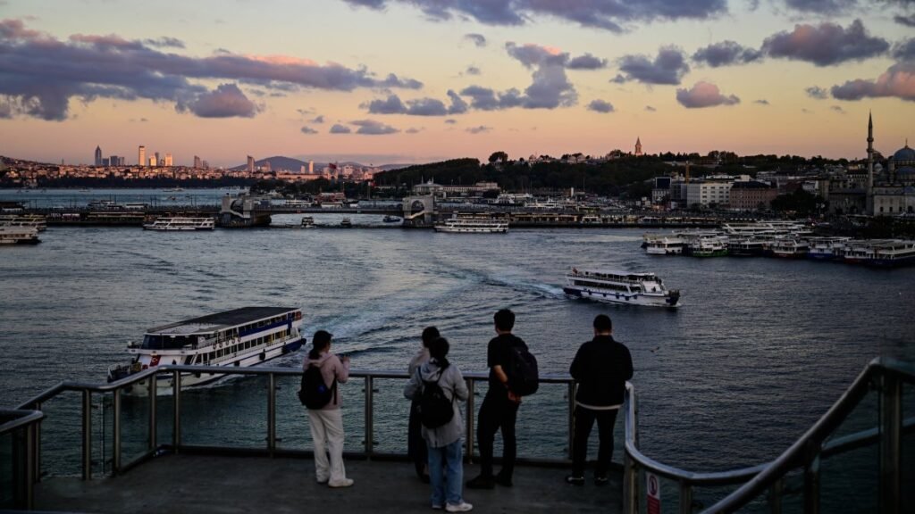 Rekor 3. çeyreğin ardından Türkiye’nin 2026 turizm geliri 65 milyar doları geçecek Rekor 3. çeyreğin ardından Türkiye'nin 2026 turizm geliri 65 milyar doları geçecek