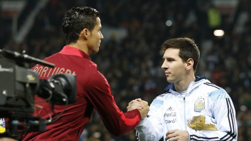 Ronaldo, duygusal Argentina vedaında ezeli rakibi Messi’yi selamladı Ronaldo, duygusal Argentina vedaında ezeli rakibi Messi'yi selamladı