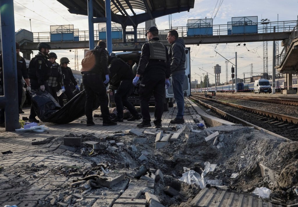 Rus insansız hava aracı, Ukrayna demiryolu platformunda 14 kişiyi öldürdü Rus insansız hava aracı, Ukrayna demiryolu platformunda 14 kişiyi öldürdü