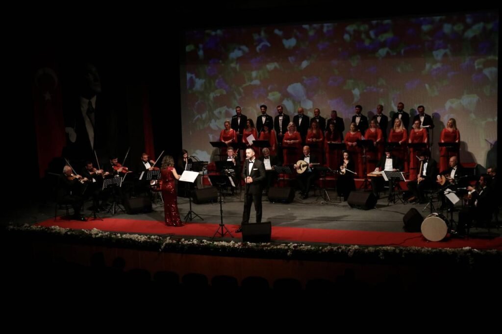 Samsun Türk Musikisi Korosu Cumhuriyet Bayramı’nı konserle kutladı Samsun Türk Musikisi Korosu Cumhuriyet Bayramı'nı konserle kutladı