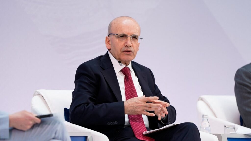 Şimşek, yatırımcılara Türkiye'nin fon kriziyle sistemik riskten kaçındığını söyledi