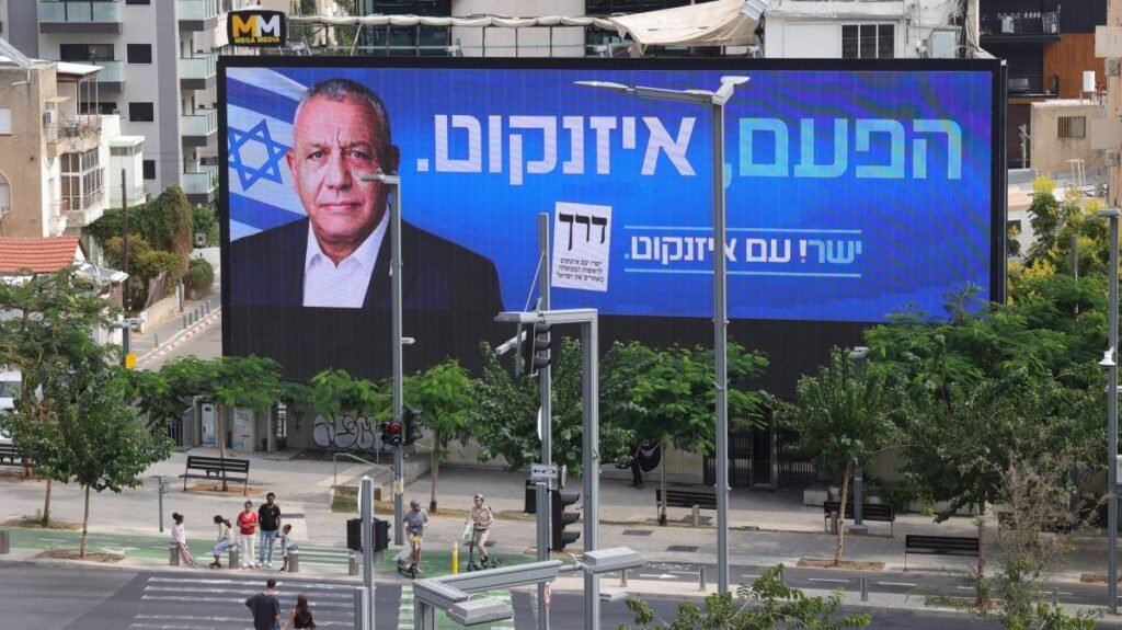 Son anket Eisenkot’u Netanyahu’nun önünde gösterdi Son anket Eisenkot'u Netanyahu'nun önünde gösterdi