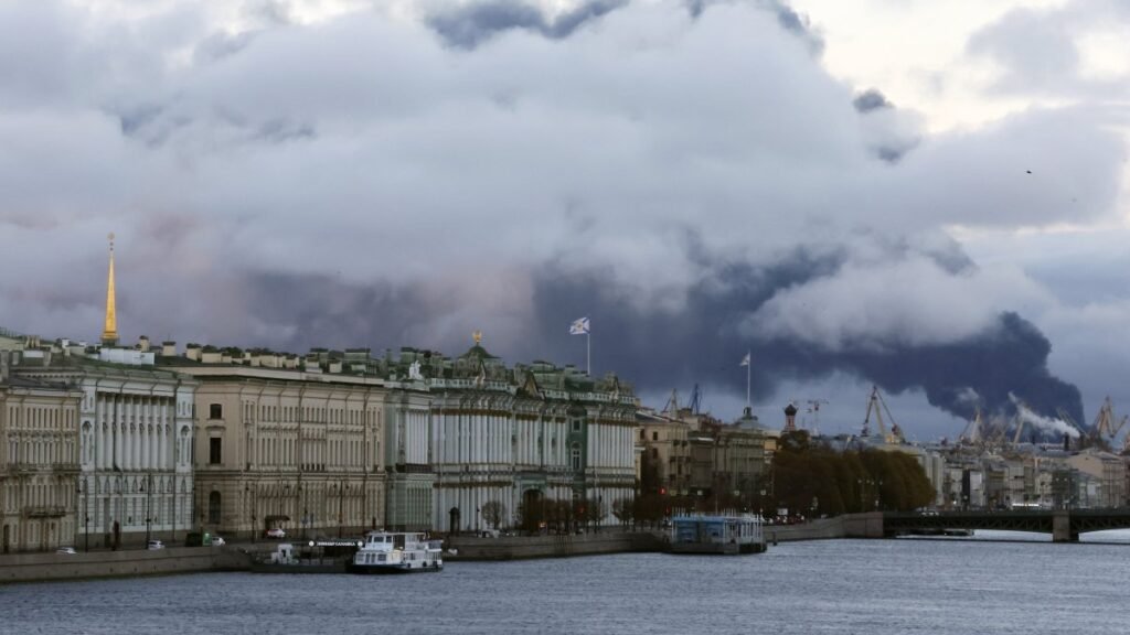 St. Petersburg'deki petrol sahası yanarken 1,000 Ukrayna dronu Rusya'yı hedef alıyor
