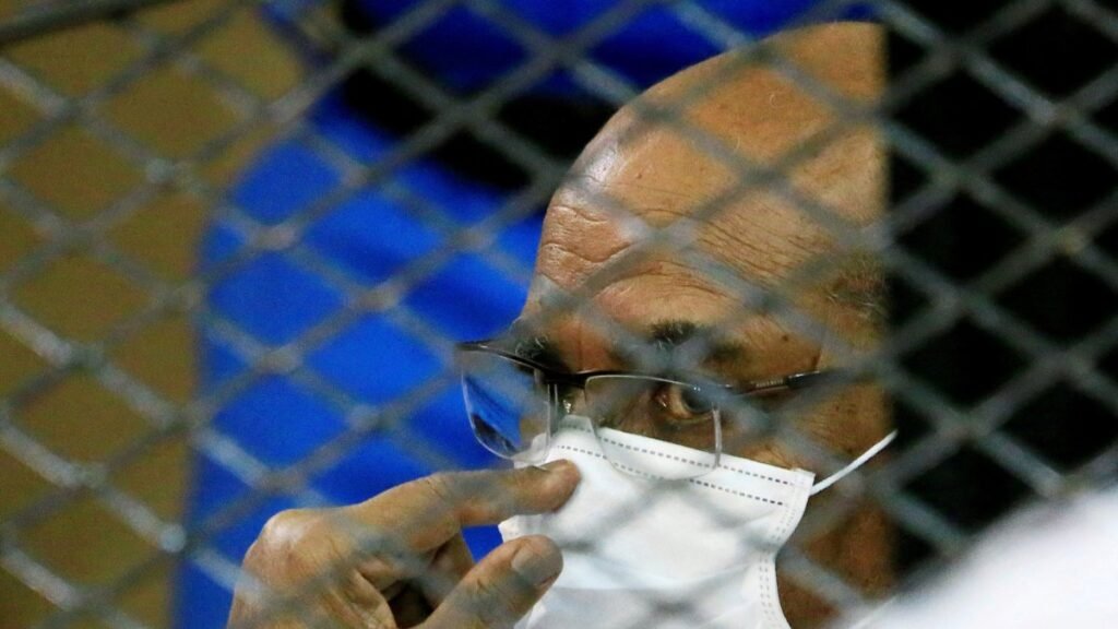 Sudan’ın Beşir’i Hartum’a nakledildi, yurt dışında tedavi arıyor Sudan’ın Beşir’i Hartum’a nakledildi, yurt dışında tedavi arıyor