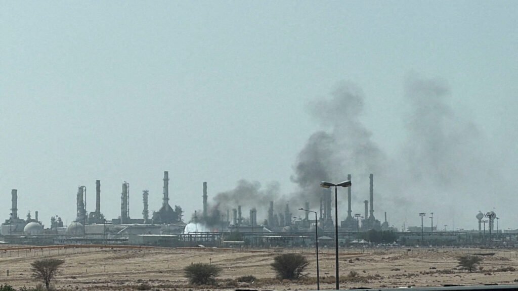 Suudi Aramco genel merkezi saldırıya uğradı, sınırlı yangın bildirildi Suudi Aramco genel merkezi saldırıya uğradı, sınırlı yangın bildirildi