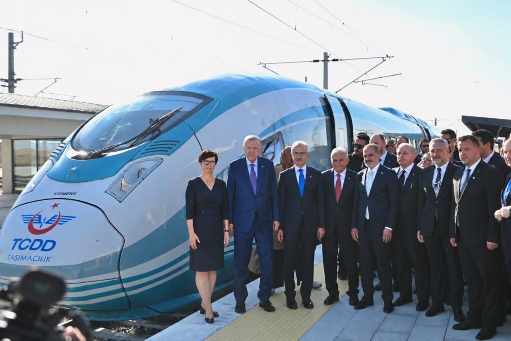 Türkiye, Avrupa-Asya bağlantısını artırmak için AB destekli demiryolu hattı açtı Türkiye, Avrupa-Asya bağlantısını artırmak için AB destekli demiryolu hattı açtı