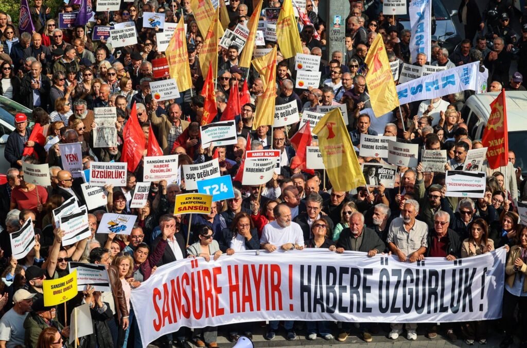 Türkiye'de gazeteci tutuklamaları ve medya kapatmaları için binlerce kişi toplandı