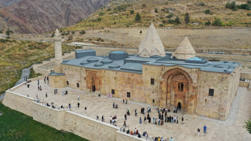 Türkiye’nin 798 yıllık Divriği Ulu Cami’si rekor kalabalıklar topluyor Türkiye'nin 798 yıllık Divriği Ulu Cami'si rekor kalabalıklar topluyor