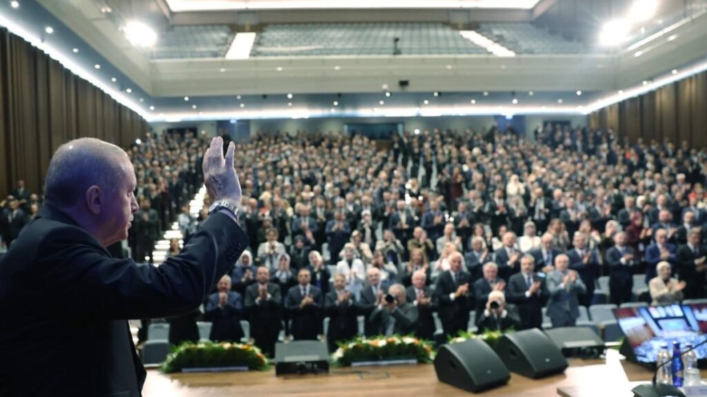 Türkiye'nin AK Partisi YP karşısında liderliğini sürdürüyor