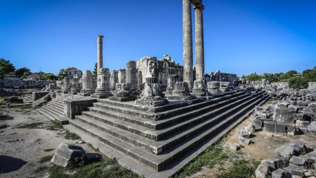 Türkiye’nin Apollon Tapınağı’nda mitoloji, mermer ve gizem bekliyor Türkiye’nin Apollon Tapınağı'nda mitoloji, mermer ve gizem bekliyor