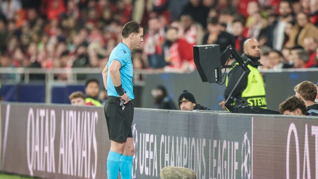 VAR açıklandı: Futbolun en tartışmalı teknolojisi hakkında kapsamlı rehber