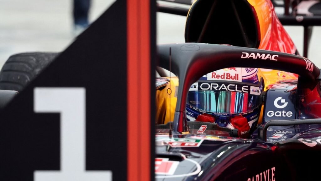 Verstappen yağmurlu Singapur sprintini kazandı, Russell kaza yaptı