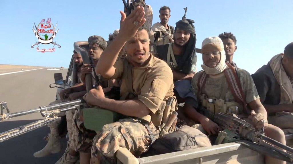 Yemen hükümeti savaşçıları, Husilere ait araçları geçerken görüntülendi