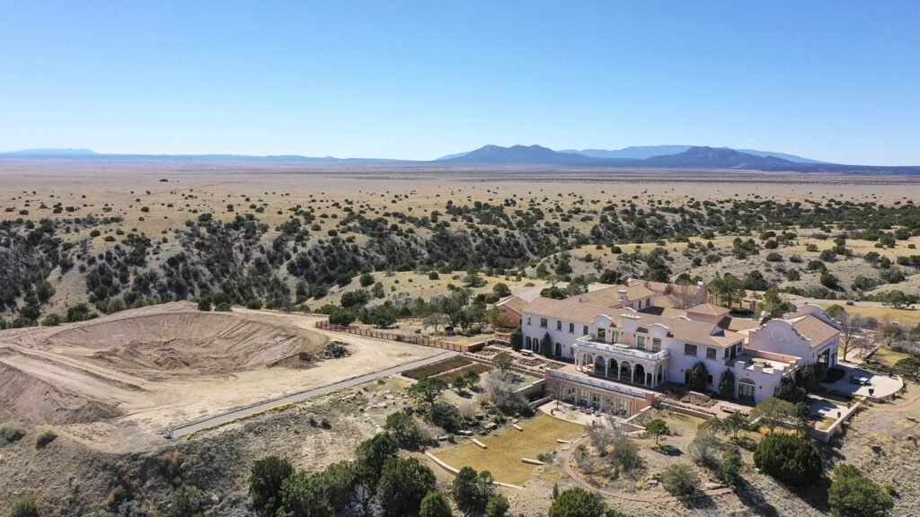 Yeni Meksika, Epstein’in avukatı ve muhasebecisine insan kaçakçılığı örtbası davası açtı