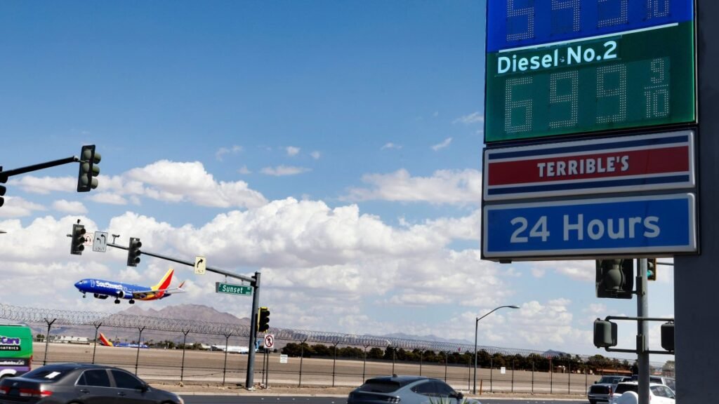 Yüksek uçak bileti fiyatları, jet yakıtı fiyatları düşse de devam edebilir