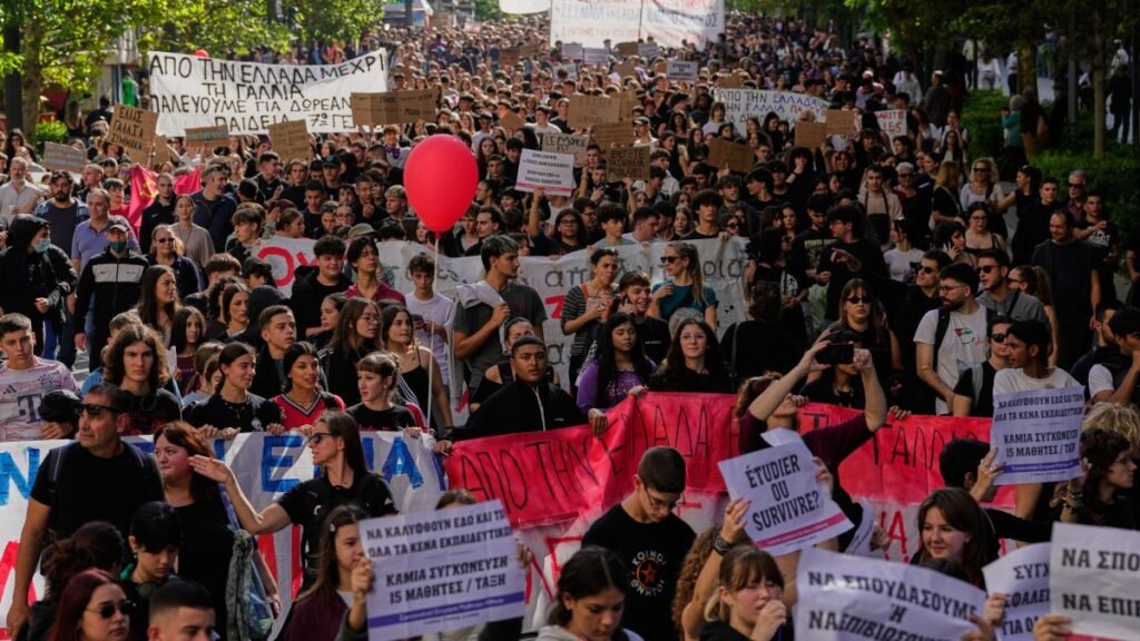 Yunanistan'da Fransa'dan esinlenen öğrencilerle binlerce kişi yürüdü