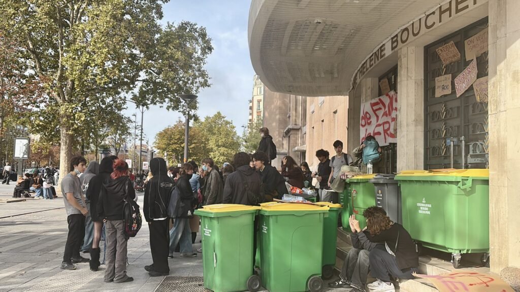 Fransa’da polis lise eylemlerinde öğrencilere biber gazıyla müdahale ediyor Fransa'da polis lise eylemlerinde öğrencilere biber gazıyla müdahale ediyor